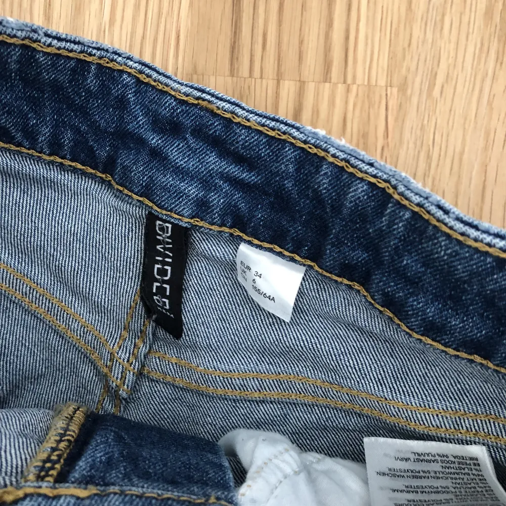 Jeansshorts i storlek 34 från H&M. Shorts.