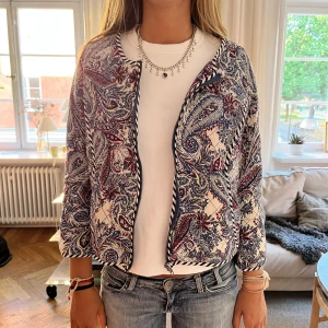 Trekvartsärmad jacka!  - Så snygg trekvartsärmad jacka i bohemiskt mönster!💕😍