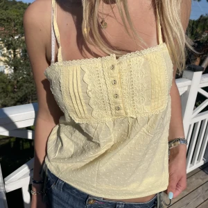 Gul blus  - Så söt gul topp i fint skick💗 