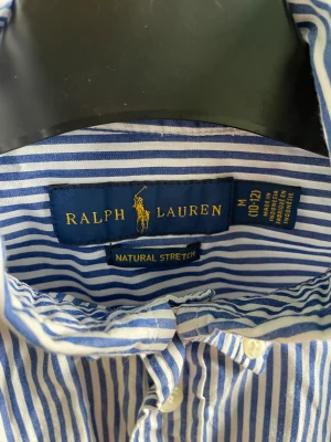 Ralph Lauren kids  - Perfekt skick, knappt använd! Super snygg, klassisk skjorta från Ralph Lauren 