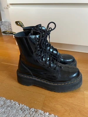 Dr.Martens Jadon - De.Martens Jadon i svart skinn, glansiga. Nästan helt oanvända och därför i väldigt bra skick. Sälja inte i butik längre. Köpta för 2400kr. 