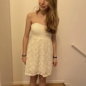 Vit sommarklänning  - En klänning som är helt perfekt till skolavslutning eller liknande! Så fin i ryggen också. Väldigt stretchiga material och passar även mig som vanligtvis har 34/36