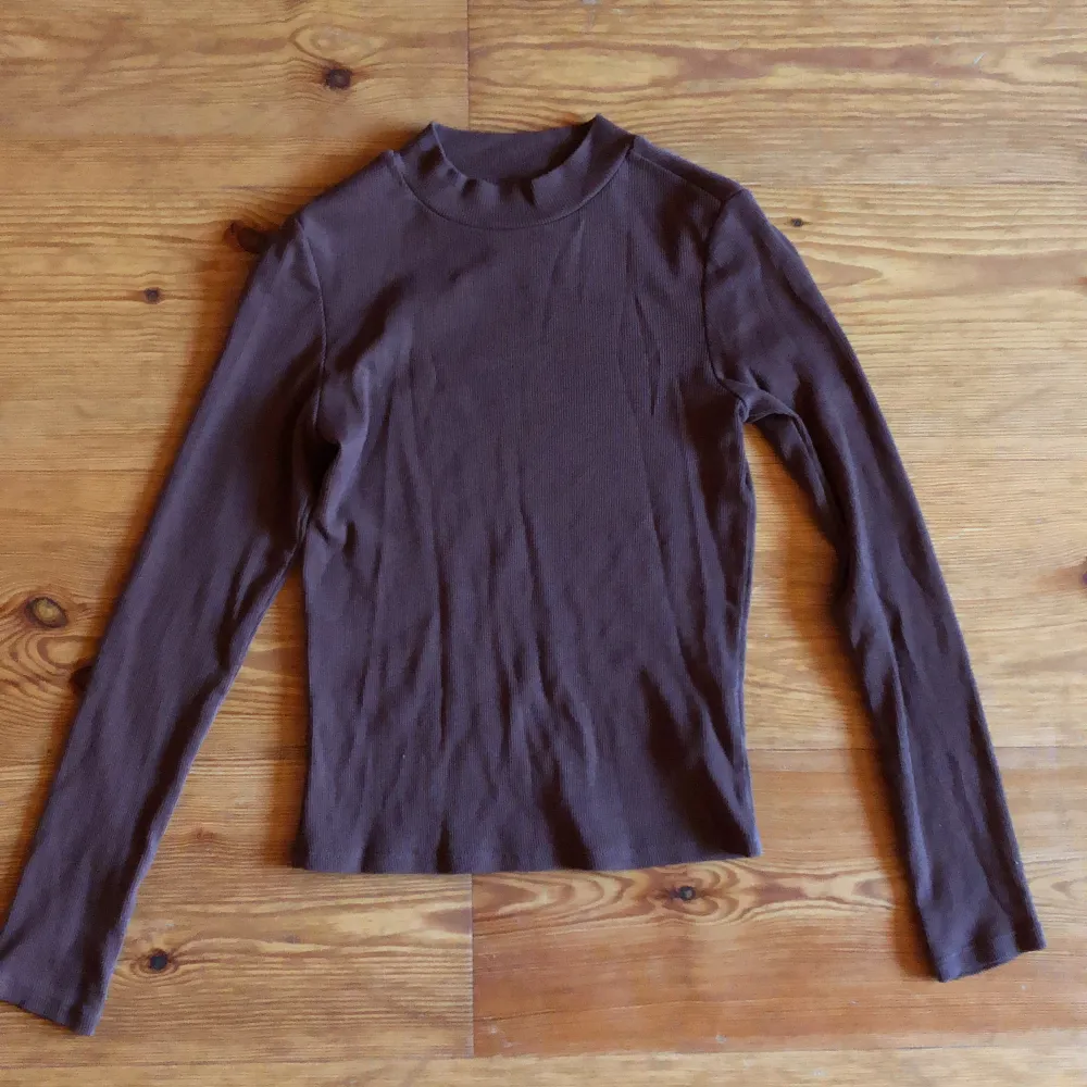 Tajt långärmad tröja i storlek xs, från monki. Använd få gånger. . Tröjor & Koftor.