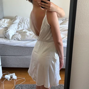 Vit satinklänning - Säljer denna oanvända satinklänning från bubbleroom som var tänkt att ha som studentklänning men hittade istället en annan💓💓Nypris 749kr