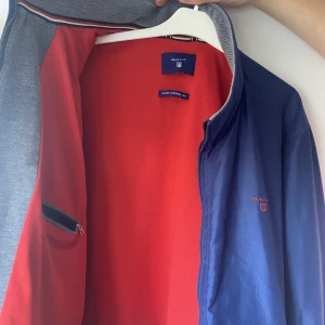 Gant Jacka  - En snygg vår, sommar och höst jacka från Gant!  I nyskick! Använt en gång. Nypris 3200kr. Säljs för 1000kr, pris kan diskuteras. 