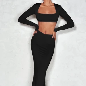 Tvådelat set - Jätte fint set där prislappen sitter kvar på tröjan och kjolen har endast blivit använd ett fåtal gånger så den är som ny 🖤🖤🖤