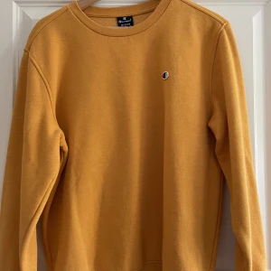 Champion Sweatshirt strl M - Sweatshirt ifrån champion i storlek M. Mer åt det gula hållet i verkligenheten.