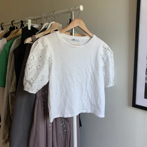 Topp Zara - Vit t-shirt med broderade puffärmar i storlek M🤍 