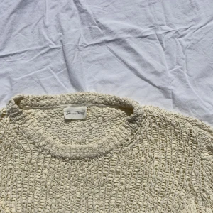 Stickad tröja - En fin stickad tröja till sommaren 🌻 Inga skador och i bra skick. Pris går att diskutera vid snabb affär💗