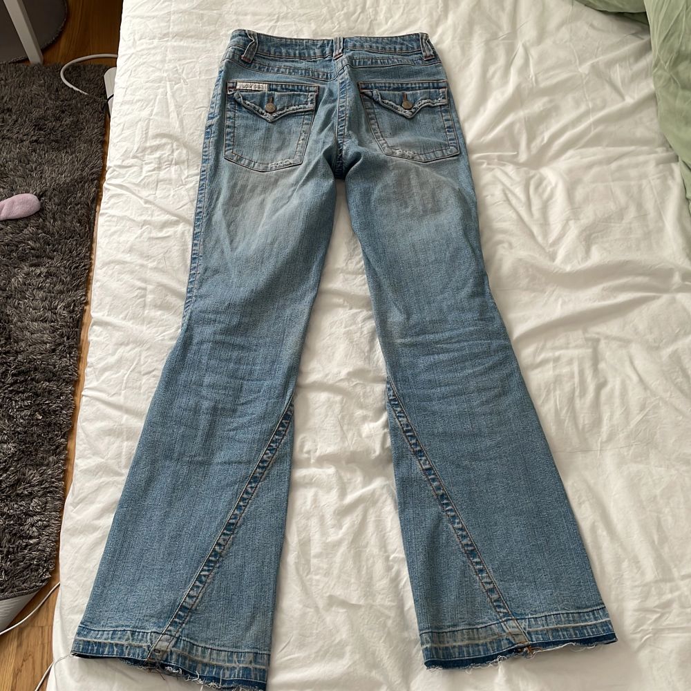 Lågmidjade jeans med coola fickor! Köpta secondhand och är i bra skick. Tyvärr har dom gått upp lite längst ner på baksidan av vänstra benet, men det syns inte när jeansen är på💛 midjan rakt över: 32 cm, Ytterbenslängd: 95 cm💛. Jeans & Byxor.