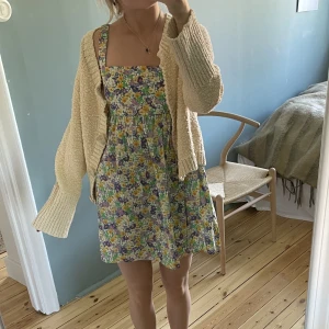 Klänning  - Säljer denna suuuper söta klänning från zara som jag bara använt typ 2 ggr🫶🏽 (kolla tredje bilden för hur den ser ut i ryggen)❤️