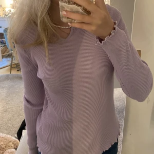 🫶🏻Lila lång ärmad tröja🫶🏻 - En fantastisk bra lång ärmad tröja med ett litet vek uppe🫶🏻 Den sitter prima på och är perfekt på sommarn med den lila färgen🫶🏻 för mer info kontakta gärna 