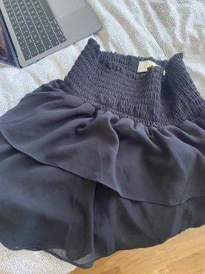 Chelsea kjol - Som ny, veckad kjol. Använd vid två tillfällen.