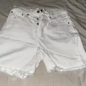 Vita shorts knappt använda nypris 150kr mitt pris 50kr