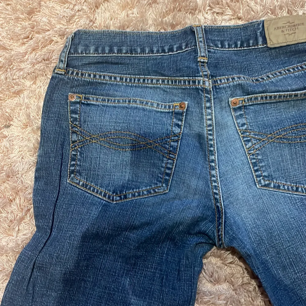 Så fina lågmidjade jeans från märket abercrombie and fitch ❤️ helt nyskick inga skador . Jeans & Byxor.