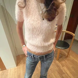 ONLY jeans - as coola ONLY jeans med fickor där framme! är 161 dom är lite stora i midjan för mig men förutom de sitter dom perfekt! midjemåttet är 41💕 och innerbenslängden är 78❣️