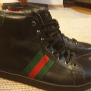 Gucci skor - Helt nya gucci skor, jag väljer o sälja dom nu därför att jag inte hittar nån användning av dom.