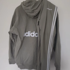 Adidas set  - Adidas set strl small tröjan är overzize I strl, anvönt max 2 ggr då de blev förstort för mig , 400:-
