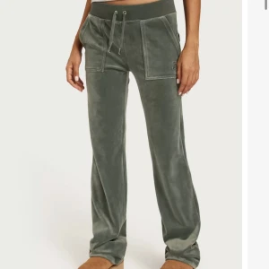Juicy Couture byxor  - Säljer mina jättefina gröna juicy byxor för att dom inte kommer till användning längre, väldigt fina i skick! Köpte för 1200 kr och säljer de för 700 kr!!