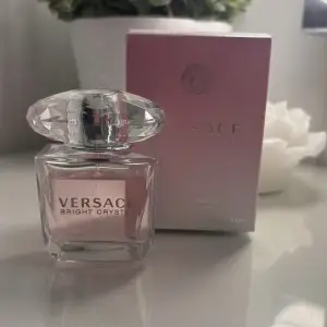 Versace parfym Bright crystal 30ml. Bara använd några få gånger, kommer aldrig till användning därför säljer jag den! Kan tänka mig gå ner i pris vid snabb affär❤️