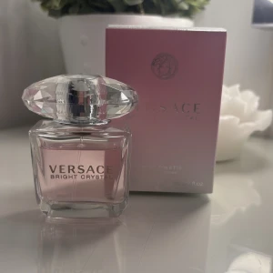 Versace parfym 30 ml  - Versace parfym Bright crystal 30ml. Bara använd några få gånger, kommer aldrig till användning därför säljer jag den! Kan tänka mig gå ner i pris vid snabb affär❤️