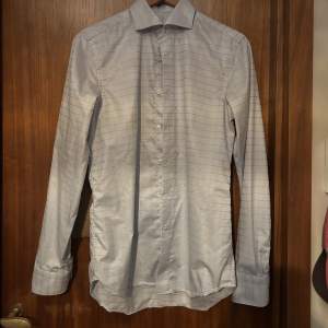 Canali skjorta som ja säljer för att den är för liten. Fick den i våras men inte använt den mycket alls så inga tecken på användning. Ny pris 1800kr.