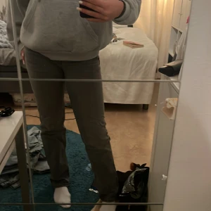 Jeans - Snygga gråa raka jeans från zara, säljer då de är för små för mig därav inte knäpp knappen på andra bilden. De är lågmidjade! 