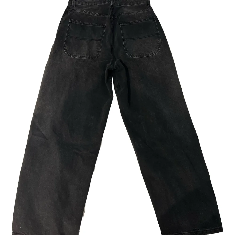 Feta baggy Jeans från bershka i Wien. Säljer dom för att dom har blivit för små ( rätt så liten i storleken ). Jeans & Byxor.