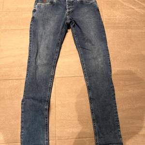 Säljer dessa givenchy jeans i bra skick, tror de är äkta då qr koden funkar och allt verkar legit.  Nypris ca 5000  Barat skicka vid frågor
