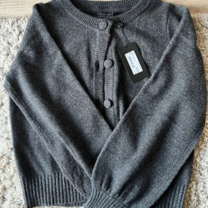 Kofta från Stockholm LM - En helt ny kofta från Stockholm LM i storlek M, ”Emelie cardigan i DK grey melange” helt oanvänd med lapp kvar. Köptes för 699kr 💞 