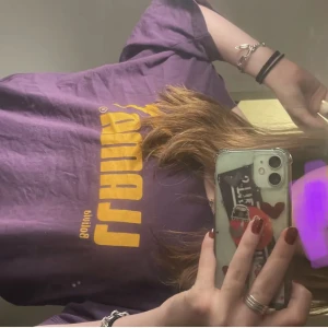 Stor tshirt - Bra skick, den är klippt i halsen så den är off shoulder🤝säljer för ganska dyrt men behöver verkligen pengar