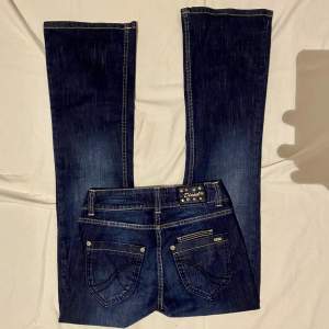 Riktigt fina bootcut + midwaist jeans. Storlek 26/32. Mått- midja: 33.5cm. Skrevmått: 21cm. Lår: 24cm. Innerbenslängd: 79-80 cm.