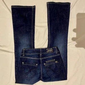 Diesel jeans - Riktigt fina bootcut + midwaist jeans. Storlek 26/32. Mått- midja: 33.5cm. Skrevmått: 21cm. Lår: 24cm. Innerbenslängd: 79-80 cm.