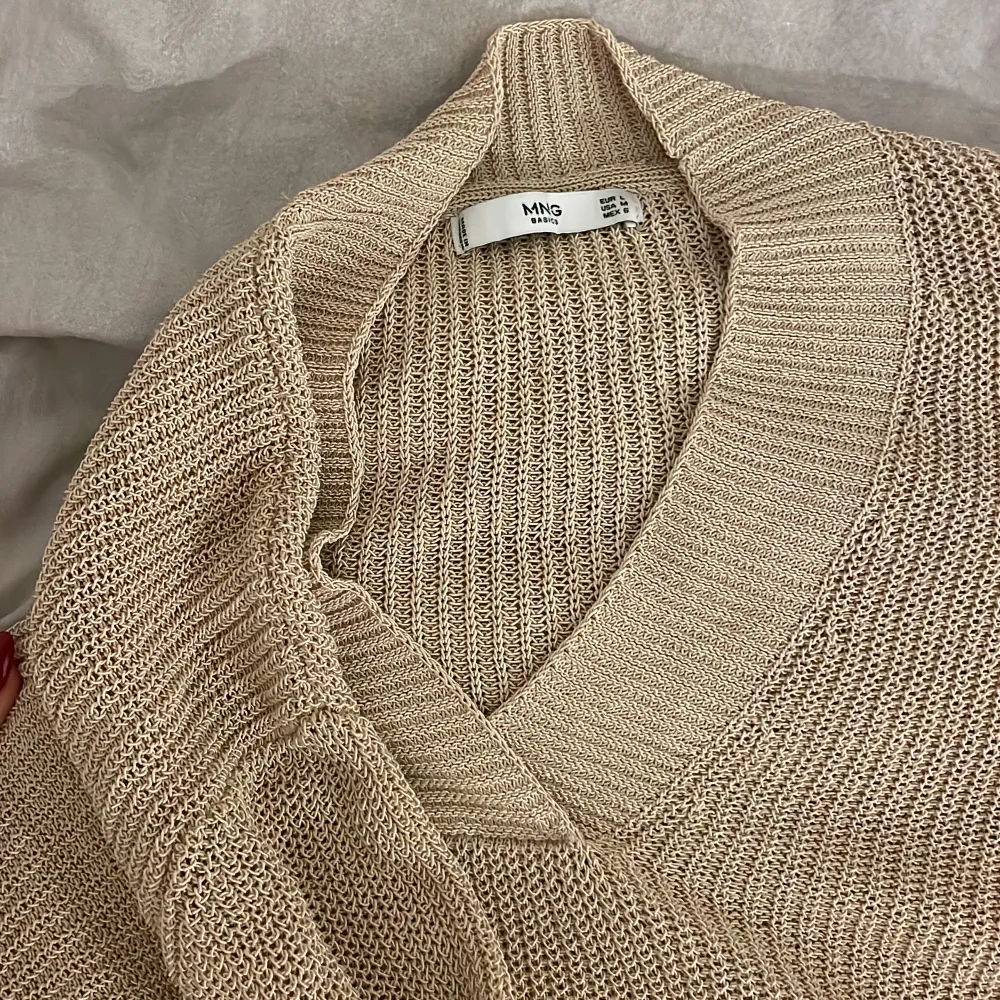 Golden sweater from MANGO. Thick-ish material. Never worn. Perfect condition.. og priset- 390KR. . Hoodies.