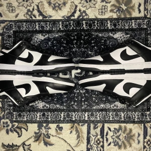 Nike Dunk Low Panda Retro - Nike Dunk Low Panda Retro Skick: 10/10, Helt nya med tag! Storlek: 42 och 44 