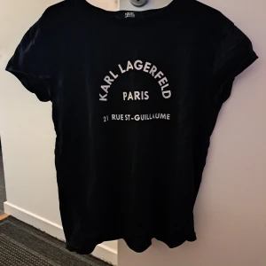 Karl Lagerfeld tshirt - Använd endast ett fåtal gånger.