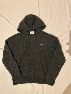 Kashmir hoodie - Sjukt snygg och trendig kashmir hoodie från Lacoste. Passar s/xs herr. Passar S/M dam. Jag är M så den är för liten, kan skicka bild på om du vill se :)