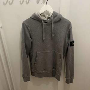 En grå Stone island hoodie som är i mycket bra skick. 8,5/10. Köpt på Nk i Stockholm 