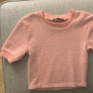 Stickad tröja - Stickad tröja/tshirt ifrån Zara, stl S💕