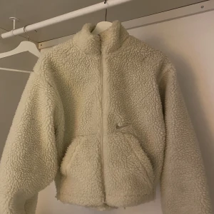 Nike teddy jacka  - Teddy jacka från Nike. Jackan är i nyskick och inköpt för 1075 kr.