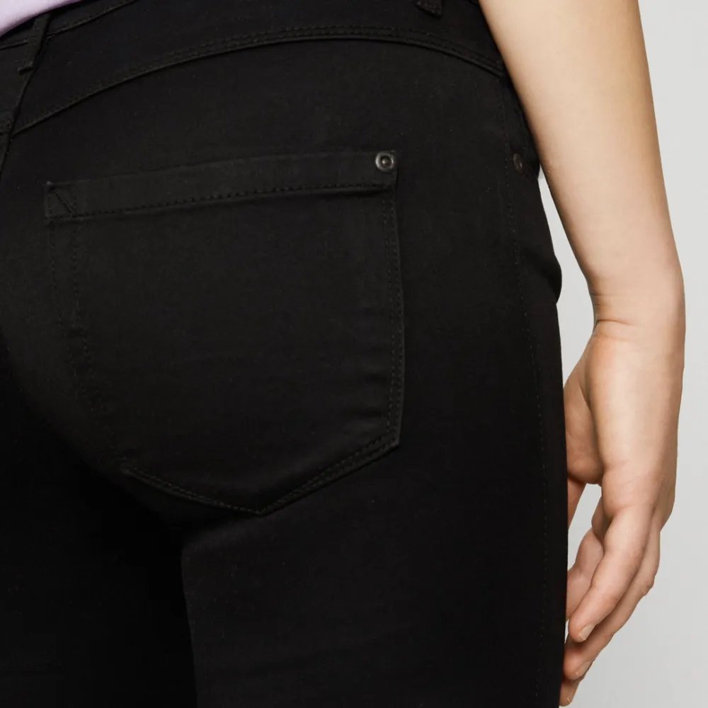 Helt oanvända lågmidjade jeans från Only. Säljer i två storlekar Sx30 och Mx30. Slutsåld online!Skulle säga att de passar flera olika storlekar, de är även lite längre än vad storlek 30 vanligt vis är.. Jeans & Byxor.