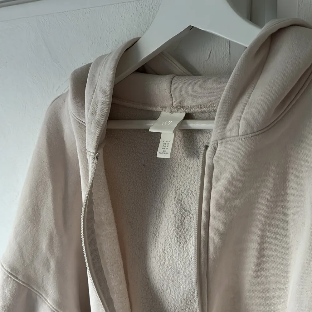 Begie croppad hoodie med luva från h&m. Använd ett fåtal gånger. Är i mycket fint skick!  Storlek M. Hoodies.