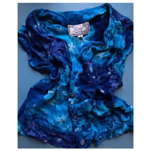 Blå blus  - Så fin blåmönstrad blus/väst som tyvärr är lite för liten för mig. 