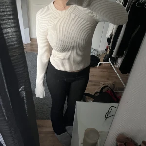 Tröja  - En superfin tröja som är ribbad med slits nedtill ärmen. Som ny och lite tjockare i materialet. 