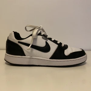 Nike panda dunk low - Nike panda dunk low, scart vitt  Storlek 42 Priset kan diskuteras