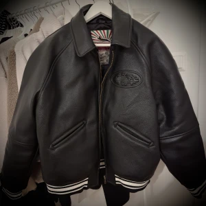 CORTEIZ SKYDIVE Läder jacka - CRTZ RTW SKYDIVE Läder jacka  Storlek: XL (kan passa L) Färg: Svart  Pris kan diskuteras vid snabb affär.