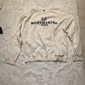 Vit crewneck tröja  - Säljer min vita tröja då jag inte använder den längre 