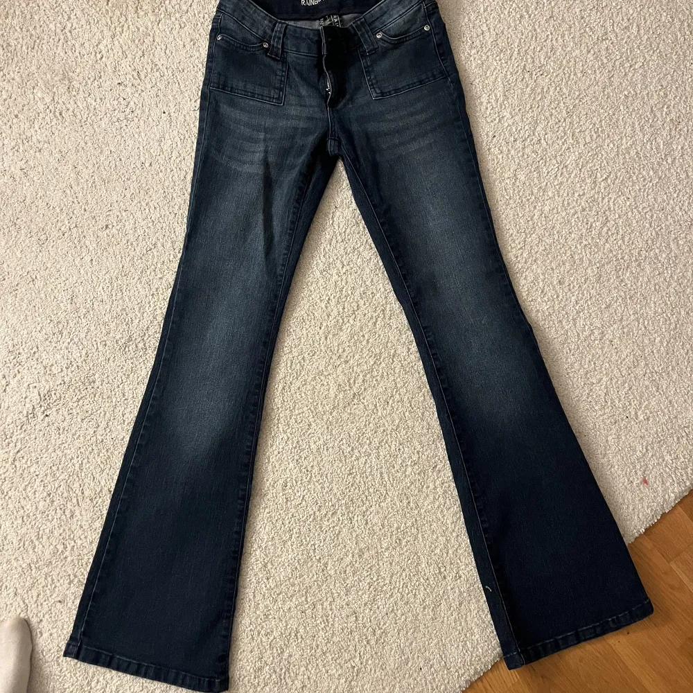 Ett par jättefina lågmidjade blå jeans från bonprix, slutsålda just nu. Strl 34(xs) men passar lika bra till s. De är aldrig använda och jag säljer pga för liten storlek. Pris kan disskuteras vid snabb affär💗. Jeans & Byxor.