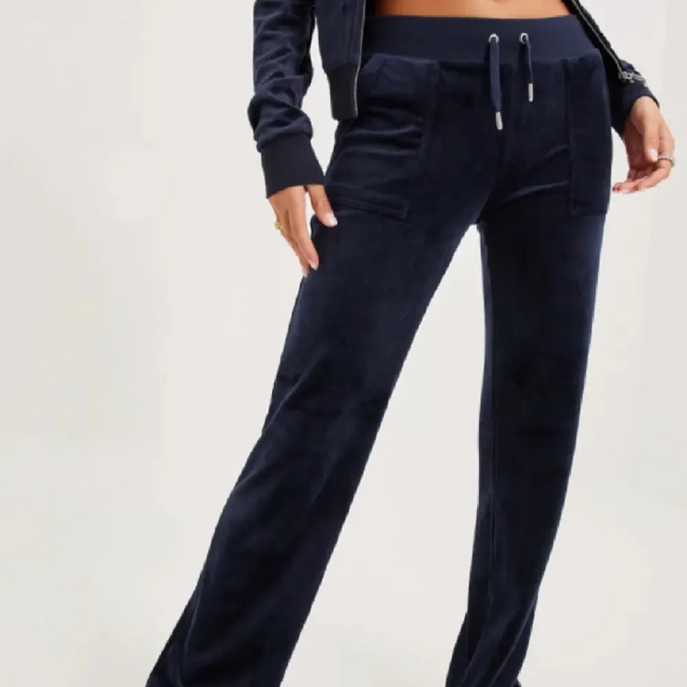 Söker dessa juicy byxorna  I mörkblå eller svart ( I storlek XXS ändrar ) NYASTE MODELEN vill inte ha bling bling  . Jeans & Byxor.