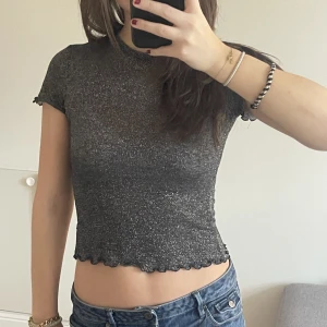 Glittrig topp🩶 - Glittrig topp från Nakd🪩 Lite kort på mig då ja vanligtvis har S/M i toppar